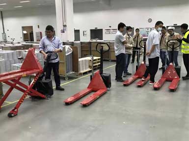 電動(dòng)高升程搬運(yùn)車交付使用，感謝廠家羅總親自跟客戶講解操作方法！